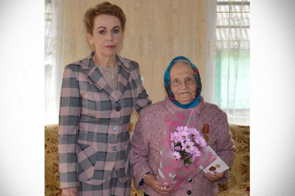 Вдове ветерана Великой Отечественной войны вручена юбилейная медаль.