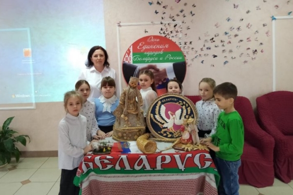 Познавательный час «Путь к единству России и Беларуси» в Гордеевском РДК.
