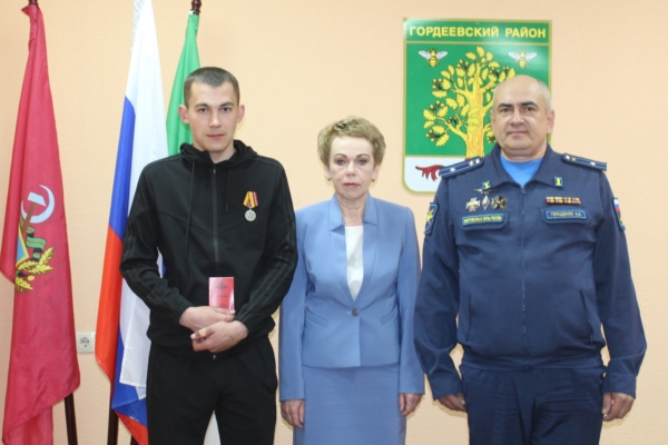 Участнику СВО вручили награду.