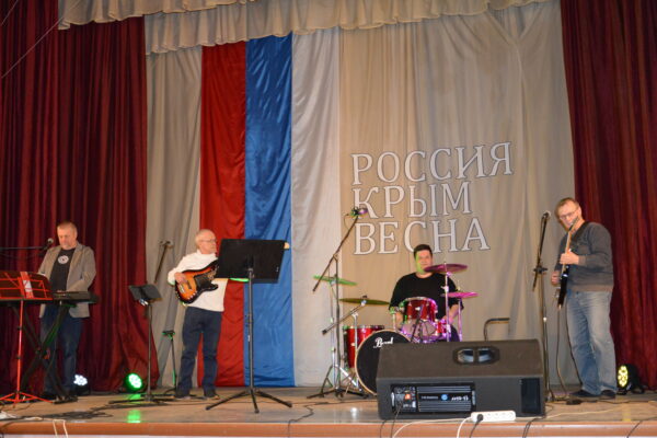 В Гордеевке ко Дню воссоединения Крыма с Россией прошёл праздничный концерт.