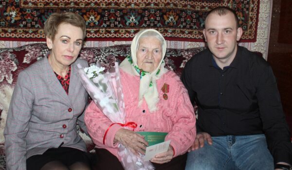 В Гордеевском районе вручили юбилейные медали в честь 80-летия Победы.