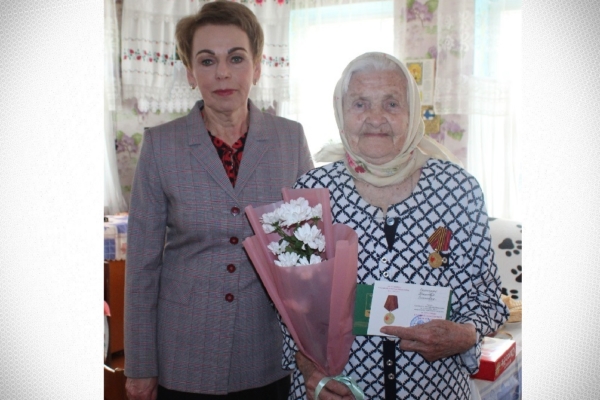 Юбилейные медали в честь 80-летия Победы вручили в Гордеевском районе.