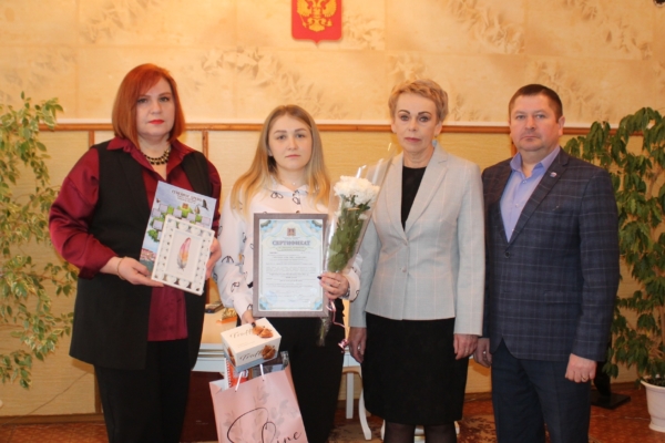 Семье участника СВО вручили областной сертификат. Семье участника СВО вручили областной сертификат.